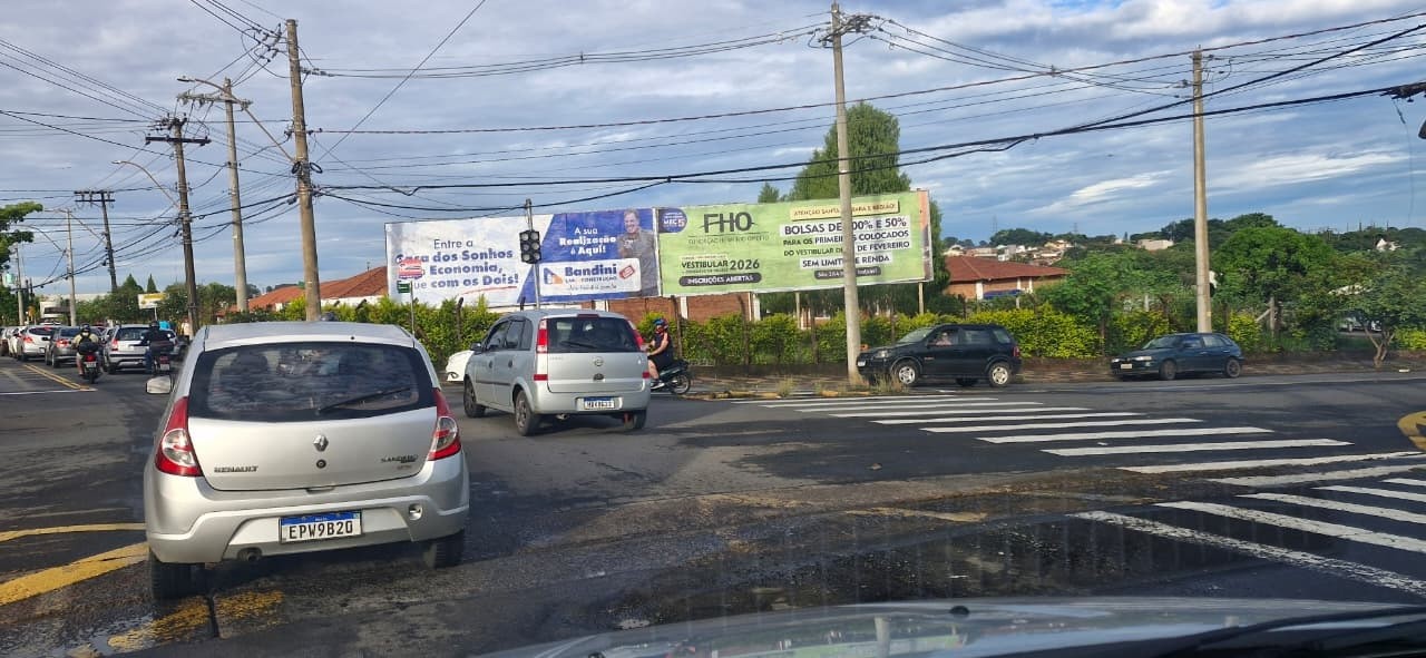 Vereador reivindica conserto de semáforo na avenida dos Bandeirantes