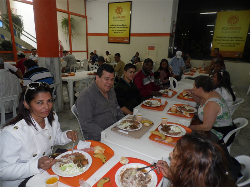 Dr. José almoça no Bom Prato, em Campinas