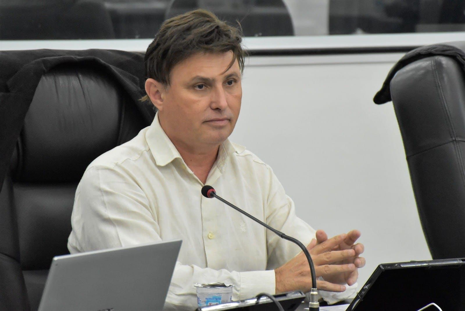 Vereador convida secretários municipais para prestarem esclarecimentos sobre manutenção da malha asfáltica e limpeza de mato