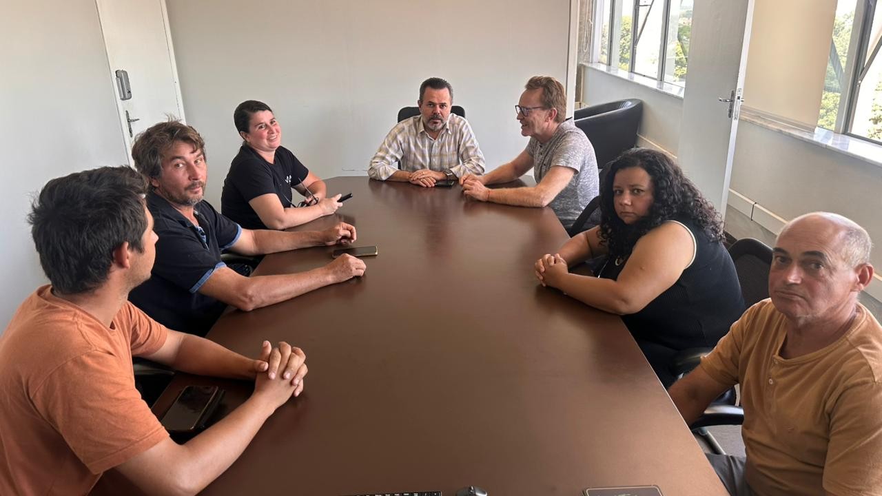 Reunião mediada por vereador trata do descarte de resíduos por jardineiros