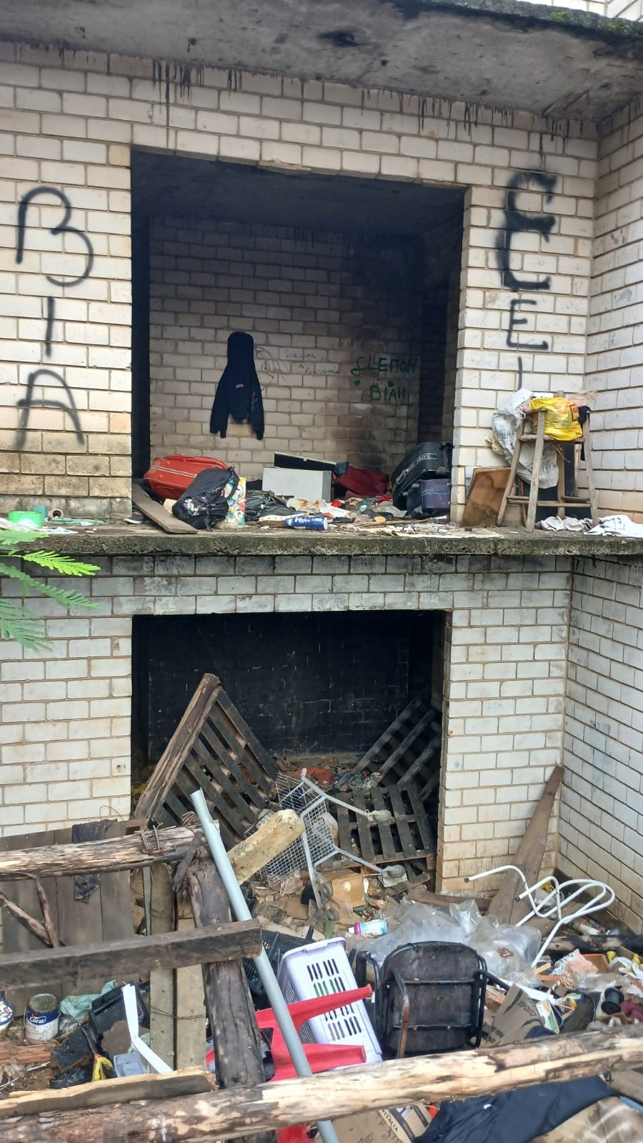 Vereador cobra Prefeitura por limpeza e fiscalização de imóveis abandonados no Parque Olaria
