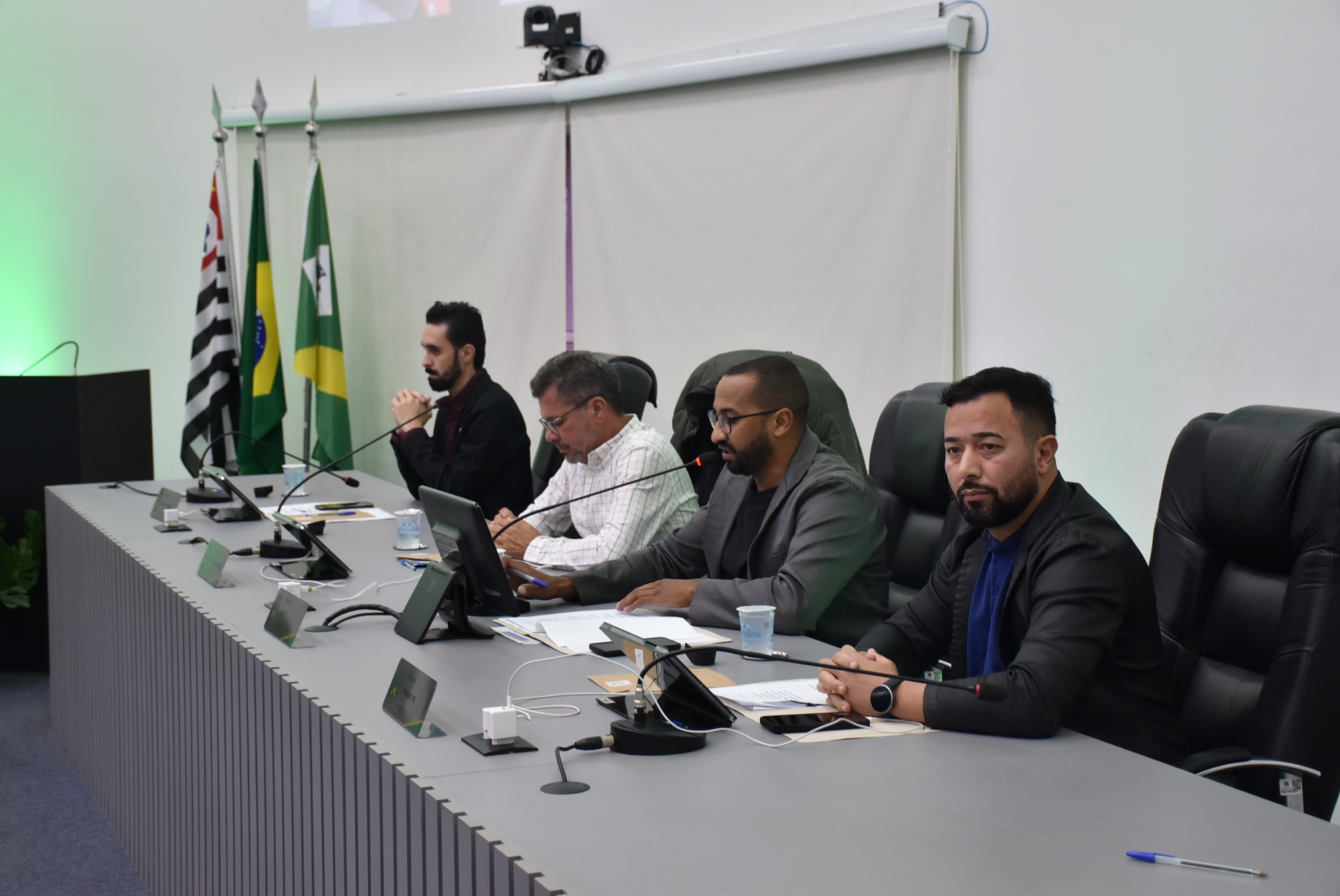 Vereadores aprovam todos os itens da pauta e três projetos incluídos durante a sessão