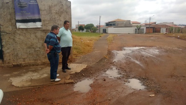 Situação atual da calçada prejudica pedestres e cadeirantes