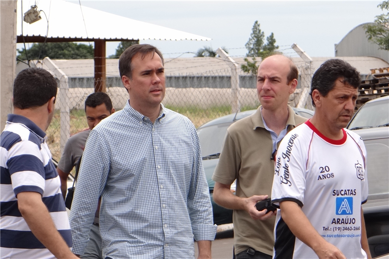 Kadu, durante visita ao campo de bocha com Denis Andia e Rodri Maiello