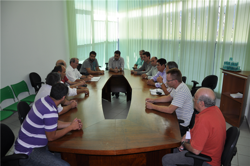 Reunião entre vereadores, presidente da Acisb e representantes do Executivo.