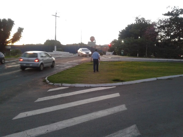 Joi pede passagem para pedestres na Vila Sartori.