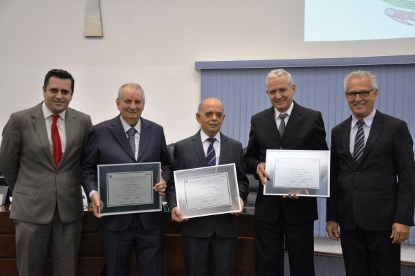 Celso Ávila e Roberto Bonamim ao lado dos homenageados