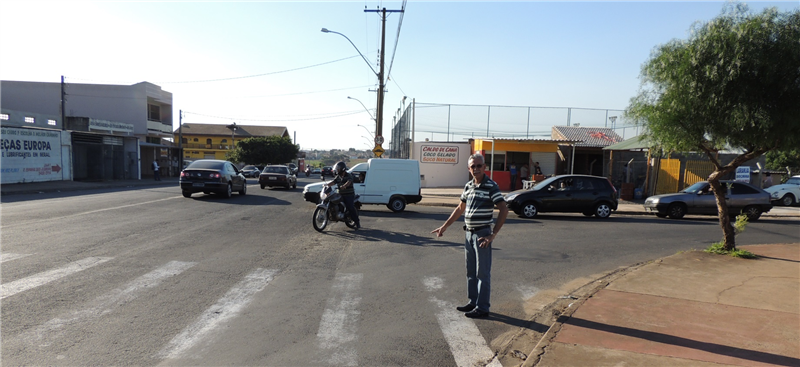 Carlão pede semáforo em cruzamento da rua país de Gales e avenida Alfredo Contatto.