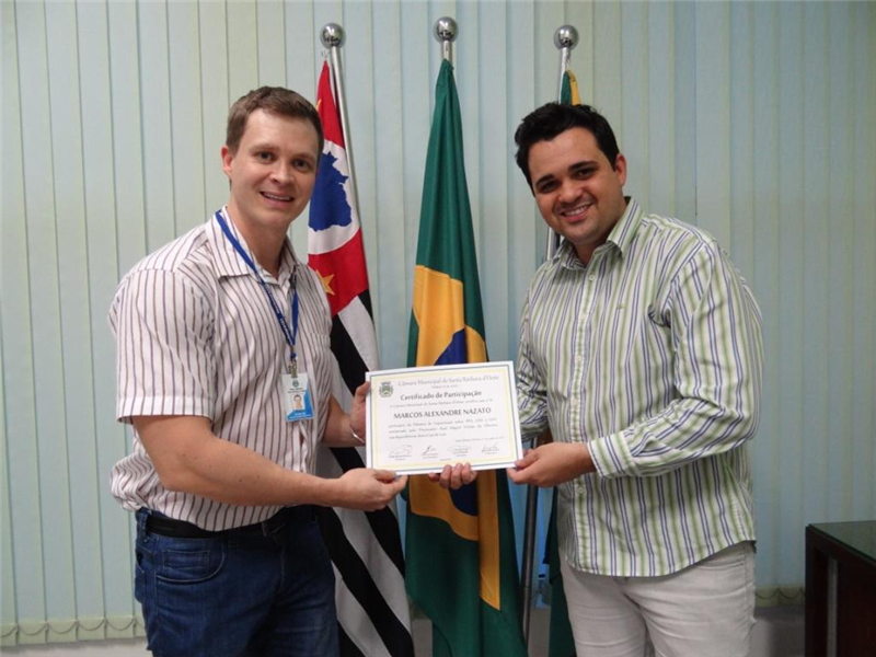 Pinguim entrega certificado de participação no curso ao servidor Marcos Nazato
