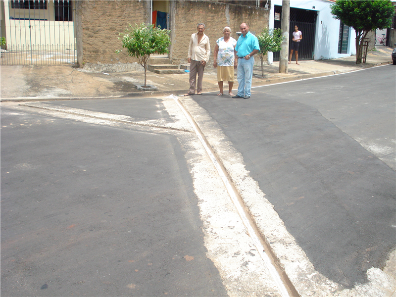 Fontes e moradores: canaleta reconstruída