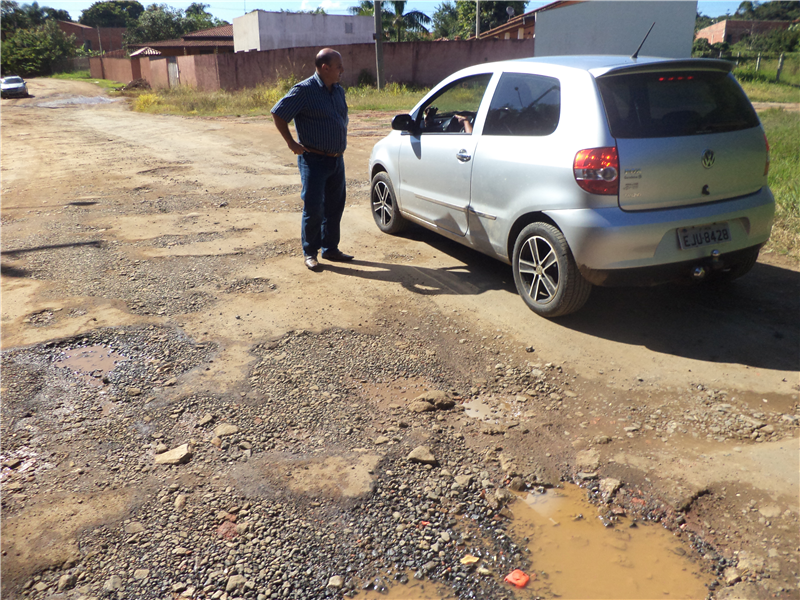 Local, que deveria estar recuperado e com asfalto novo, apresenta péssimas condições