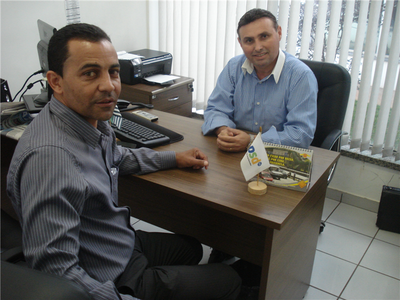 Joãzinho do Quiosque, durante conversa com o vereador Carlos Fontes (PSD)