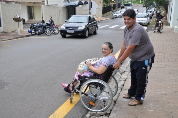 Guia rebaixada pra veículos não é propícia para cadeirantes