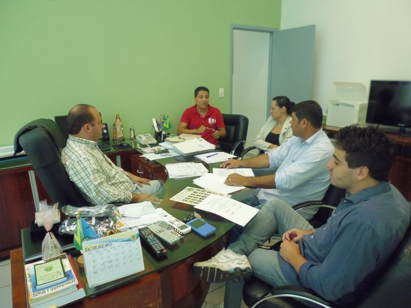 Mesa Diretora em reunião com funcionários da biblioteca.