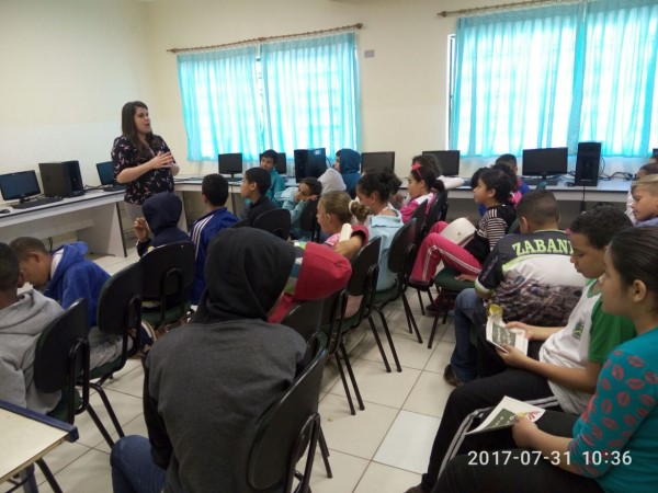 Alunos receberam orientações nesta segunda-feira de manhã