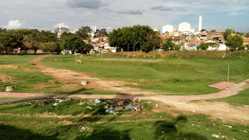 Moradores reclamam do estado de abandono de área de lazer