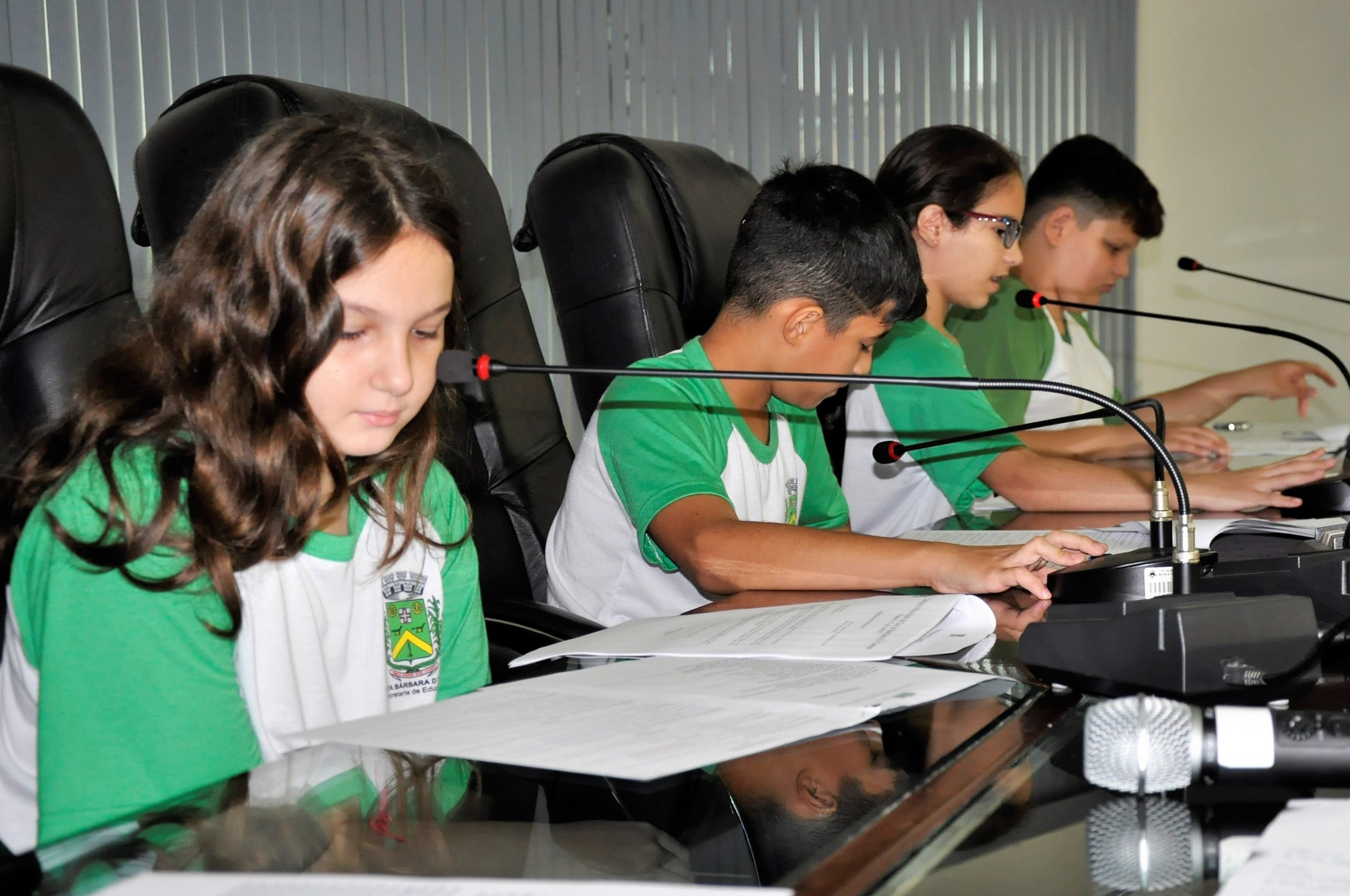 Alunos participam de reunião como se fossem vereadores por um dia