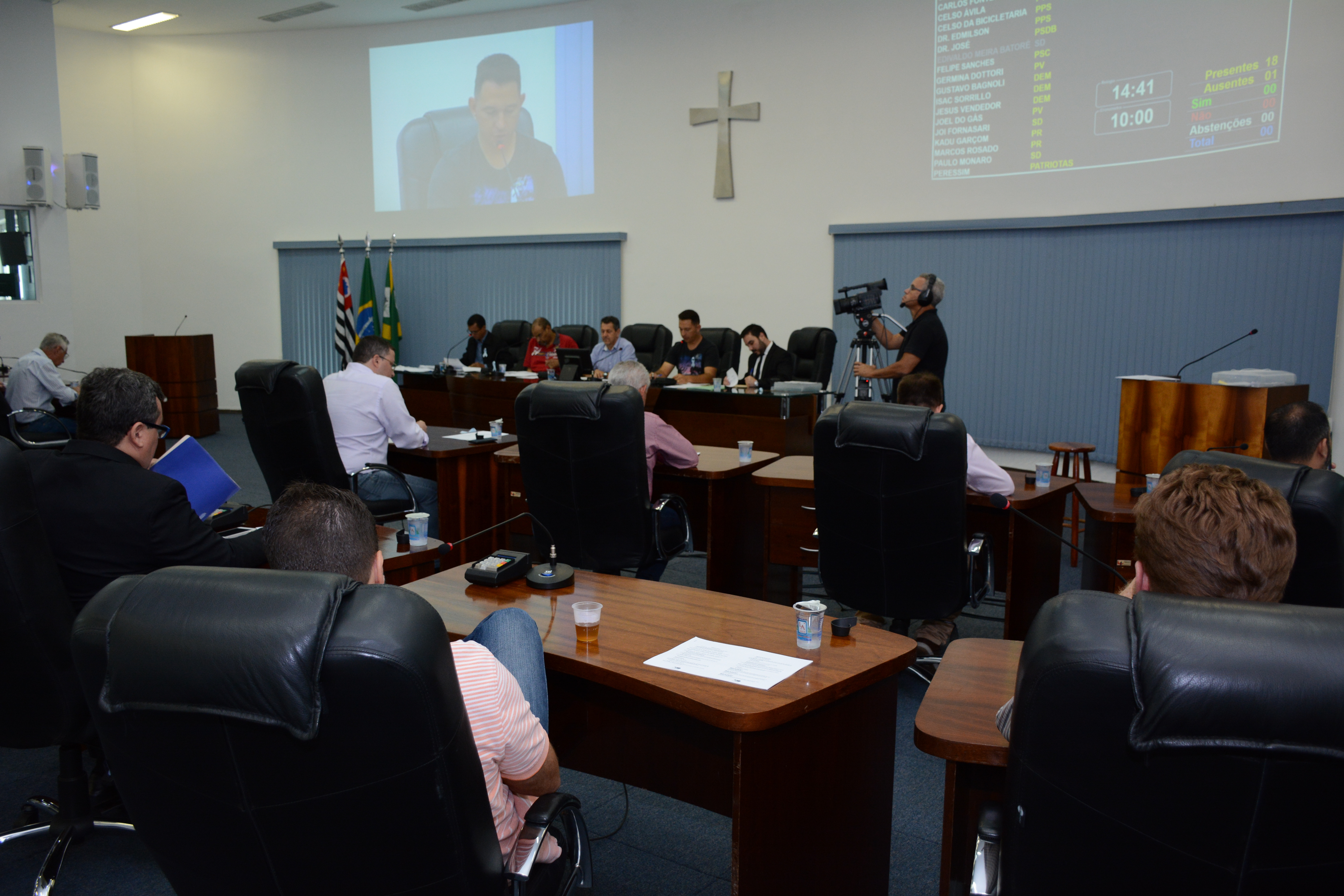 Em sessão tranquila, vereadores acataram veto e aprovaram um projeto