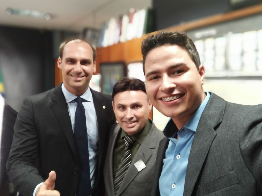 Vereador Carlos Fontes, ao lado do deputado Eduardo Bolsonaro, e de Marcos Fontes, do PSL barbarense