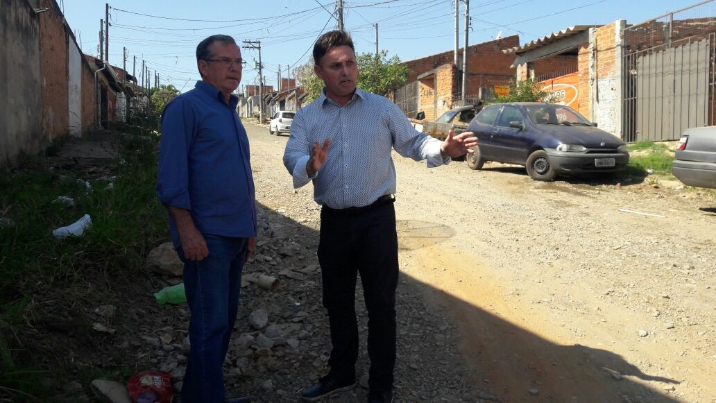 Aslfato no bairro é uma antiga reivindicação do vereador, que já levou o secretário de Obras, Hamilton Cavichiolli, até o local