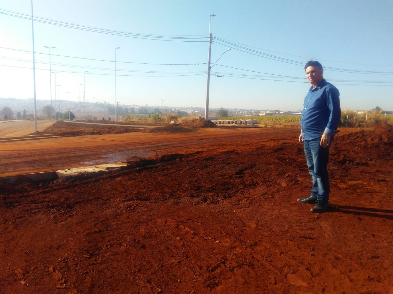 Carlos Fontes acompanhou obras de instalação de rotatória nesta manhã