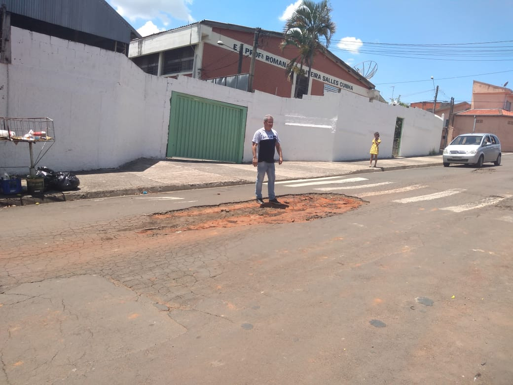 Buraco na rua Monte Alegre do Sul atrapalha o trânsito em frente a escola