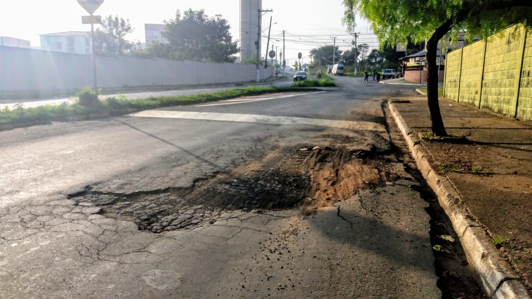 Avenida Mogi Guaçu é uma das vias que sofre com desgaste no asfalto e buracos