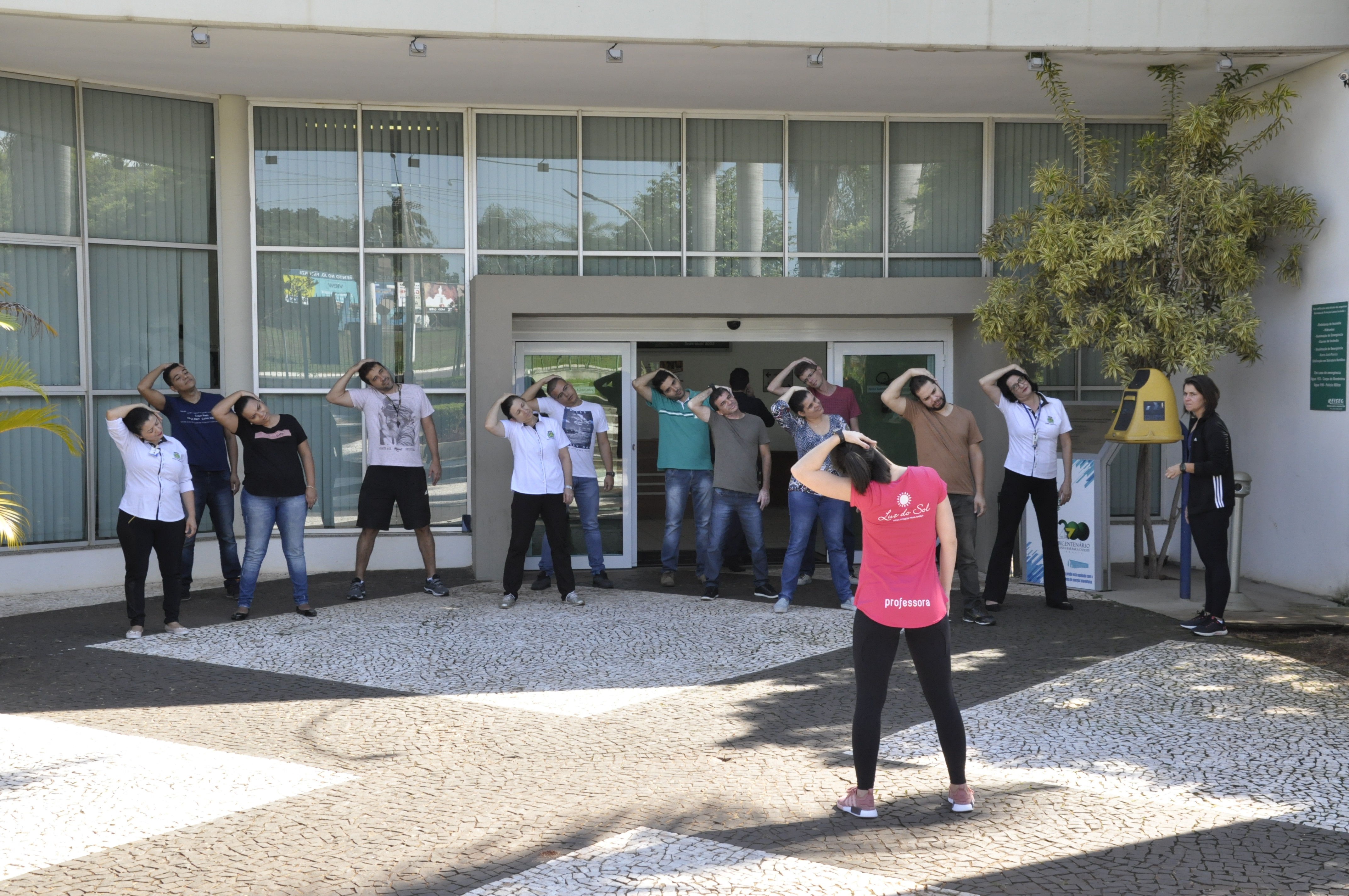 Servidores e vereador Gustavo Bagnoli praticaram exercícios durante 15 minutos logo no início da tarde