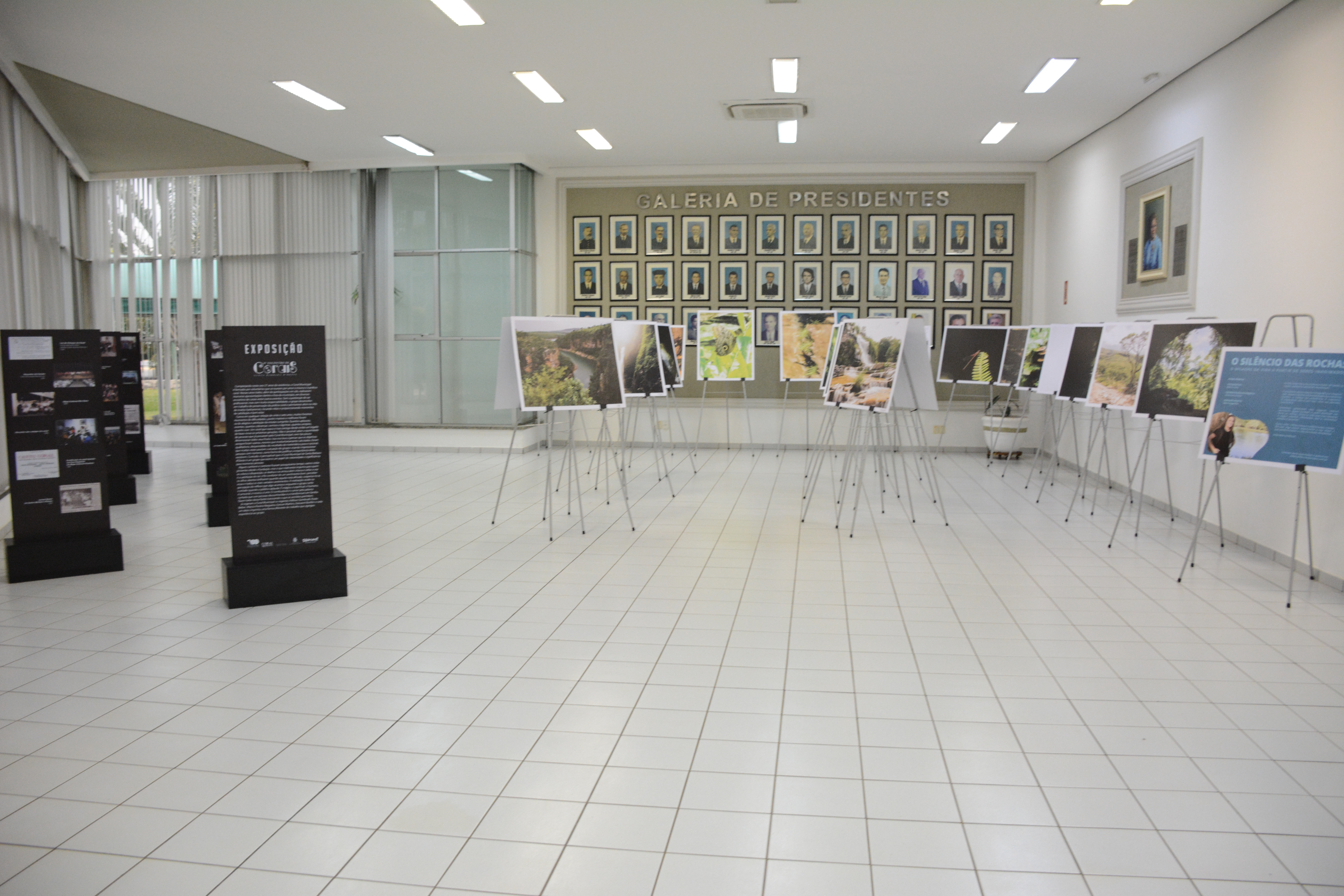 Duas exposições ficarão lado a lado no hall da Câmara barbarense até dia 13 de setembro