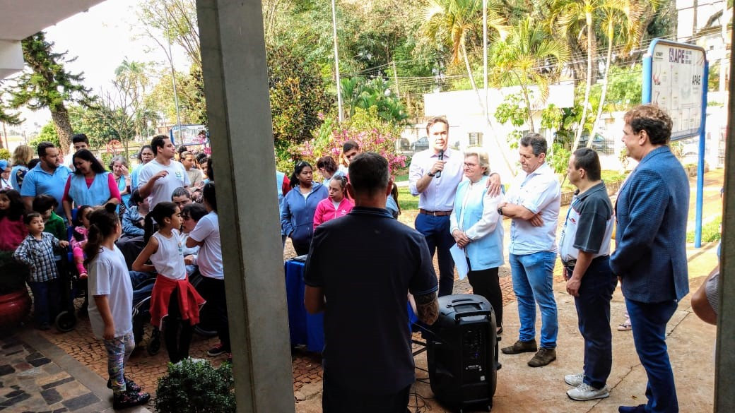 Vereadores participaram de inauguração de Jardim Sensorial e de entrega de veículo à APAE