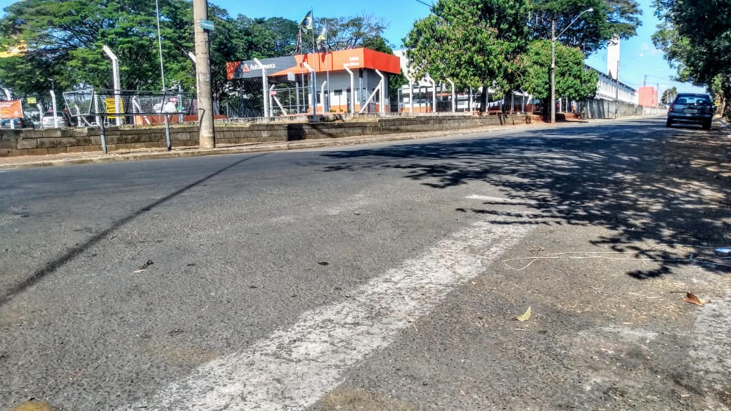 Sinalização de solo apresenta falhas em diferentes trechos da rua Nhambiquiras