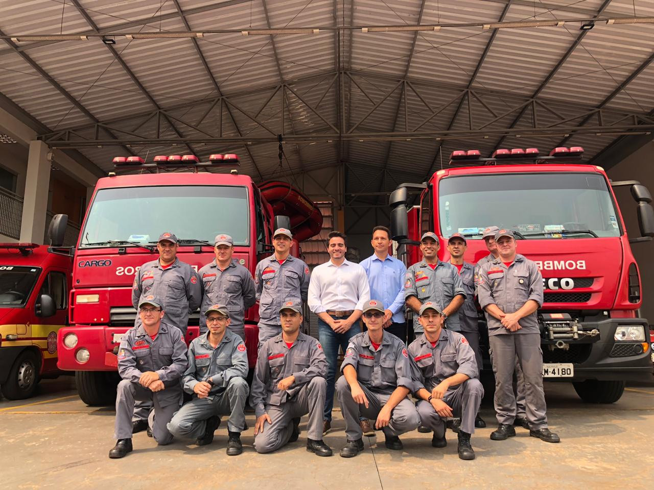 Felipe Sanches e Joel do Gás conheceram sede do Corpo de Bombeiros