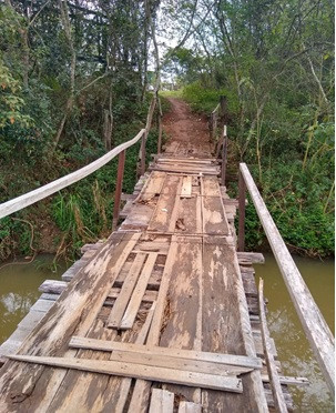 Buracos, remendos, pregos e expostos e trechos sem proteção lateral preocupam usuários da ponte