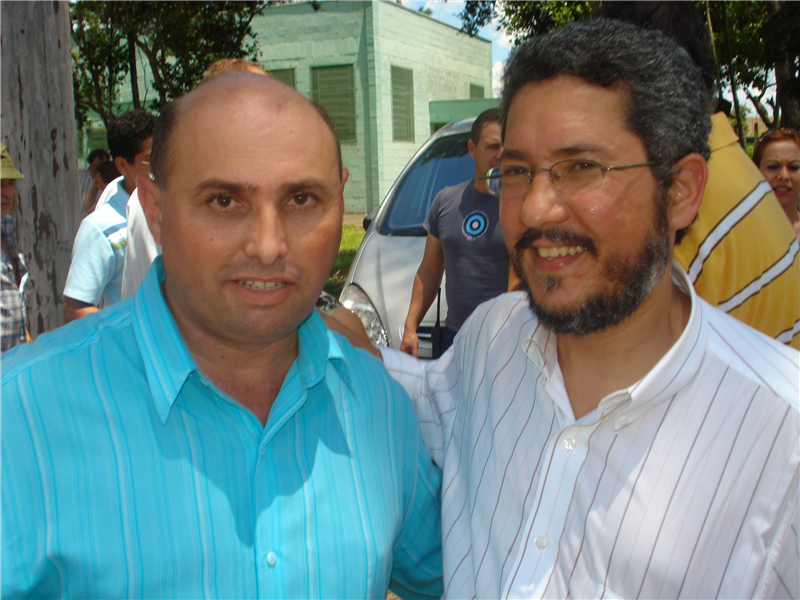 O vereador Carlos Fontes e o secretário de Saúde, Fábio Alves, durante inauguração