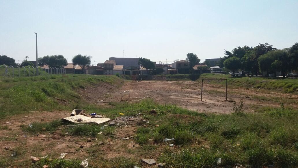 Campo abandonado tem sido usado para o descarte de lixo