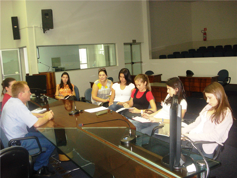 Estudantes de Psicologia, durante entrevista com vereador Joi Fornasari