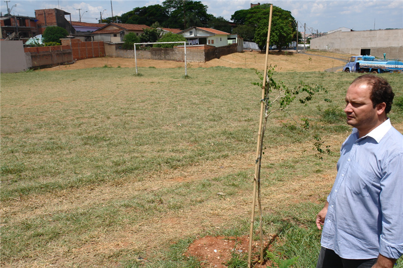 Vereador Juca pede cercamento de minicampo de futebol