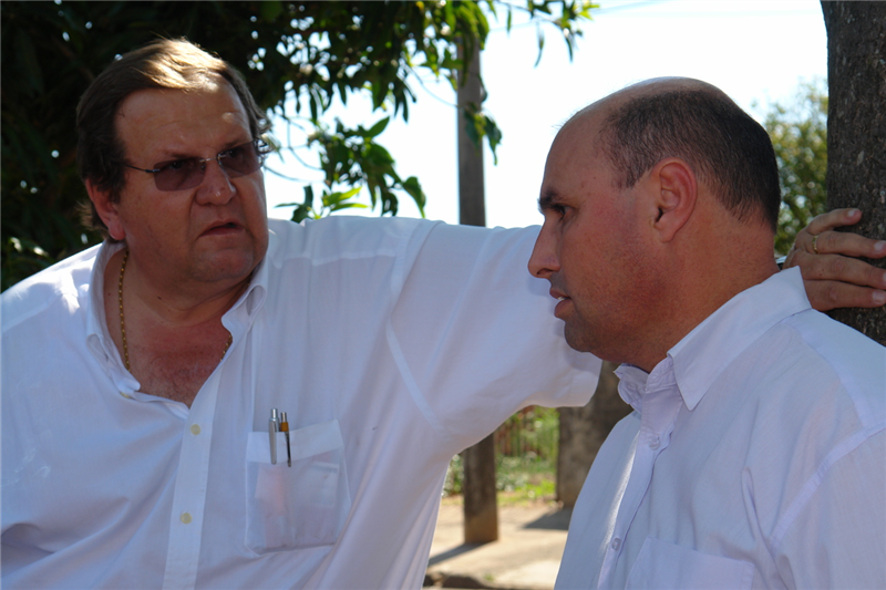 Fontes e o engenheiro Fernando Pinese conversam sobre projeto de praça na rua da Bondade