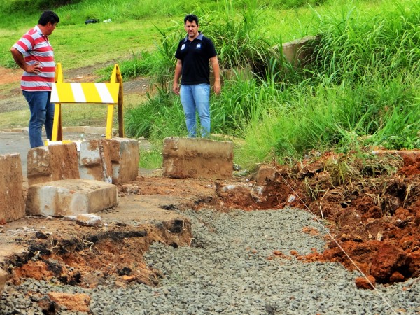 Chuvas fortes abriram cratera nessa rua da Zona Sul