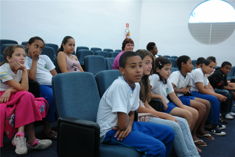 Alunos da ADI Carmelina Cervone acompanharam sessão simulada hoje de manhã na Câmara