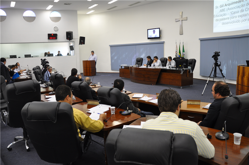 Antes de vitarem as proposituras incluídas na Ordem do Dia, vereadores ouviram Gil Cones