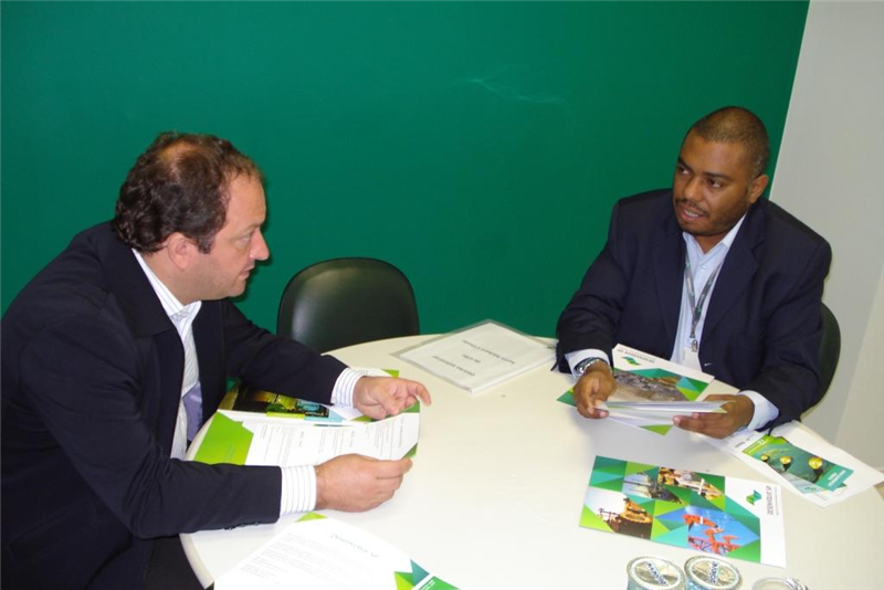 Juca, durante reunião com Nadson Xavier Soares, gerente de setor público do ógão estadual