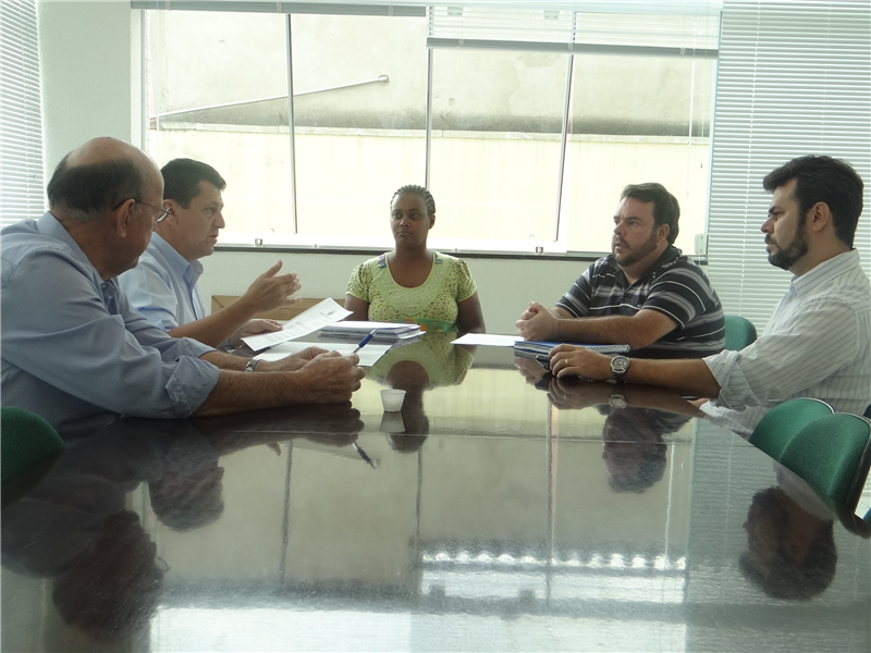 Kadu discute projetos com representantes do Executivo.