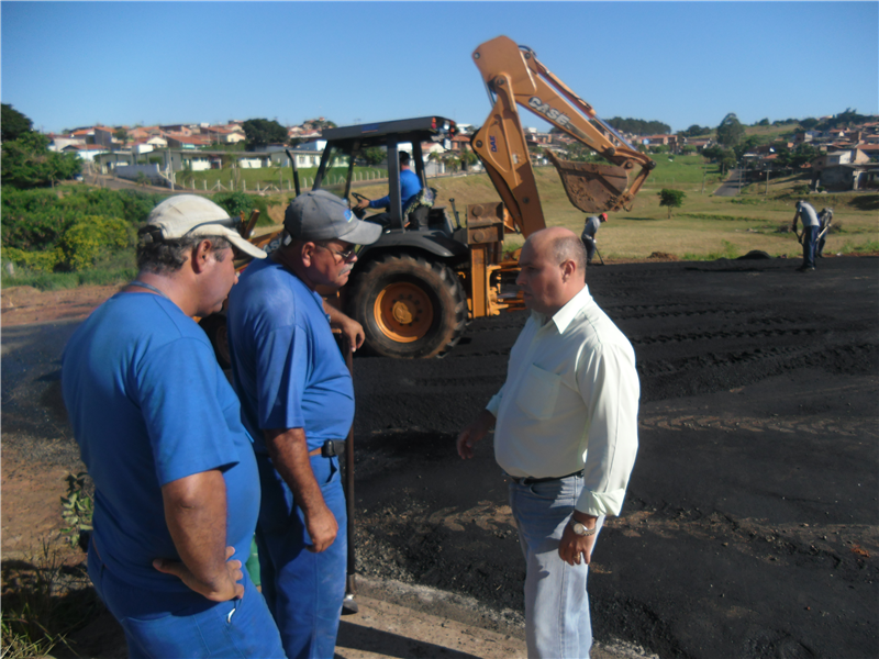 Carlos Fontes visita obra de asfaltamento em frente ao CIEP Prof.º José Renato Pedroso.