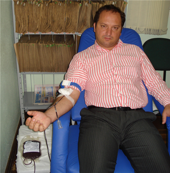 Juca incentiva a doação de sangue.
