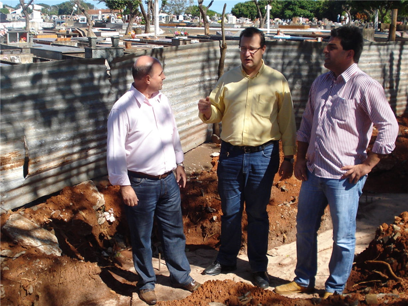 Vereadores vistoriam obras de cercamento do cemitério