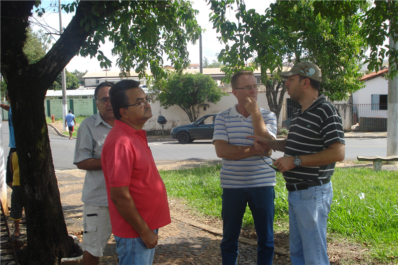 Joi e Hernandes conversam com moradores.