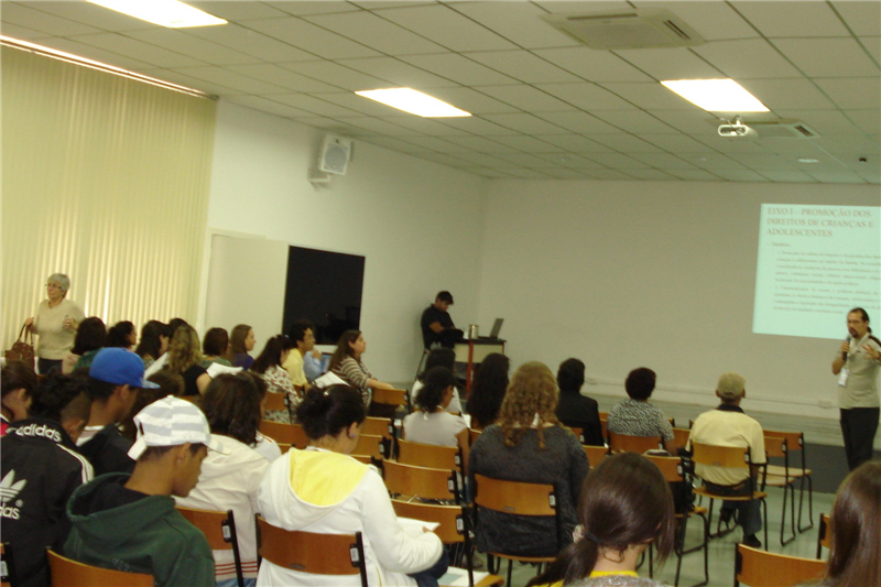 Adolescentes, membros do Conselho Tutelar e educadores participaram do evento