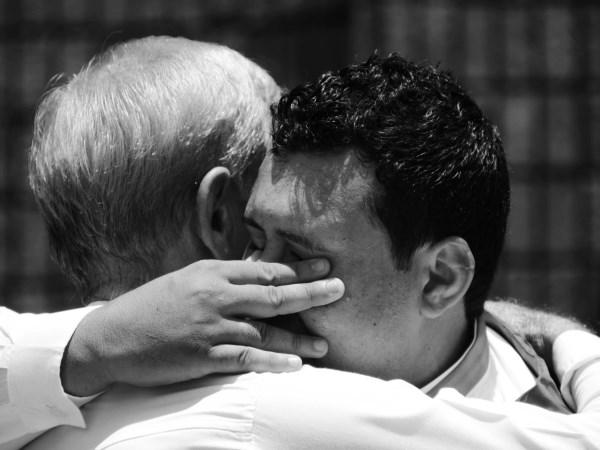Emoções de pais, noivos e padrinhos fazem parte da mostra