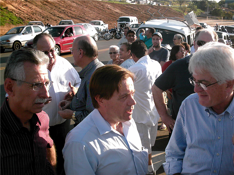 Carlão, ao lado do prefeito Mário Heins e do deputado Roberto Engler